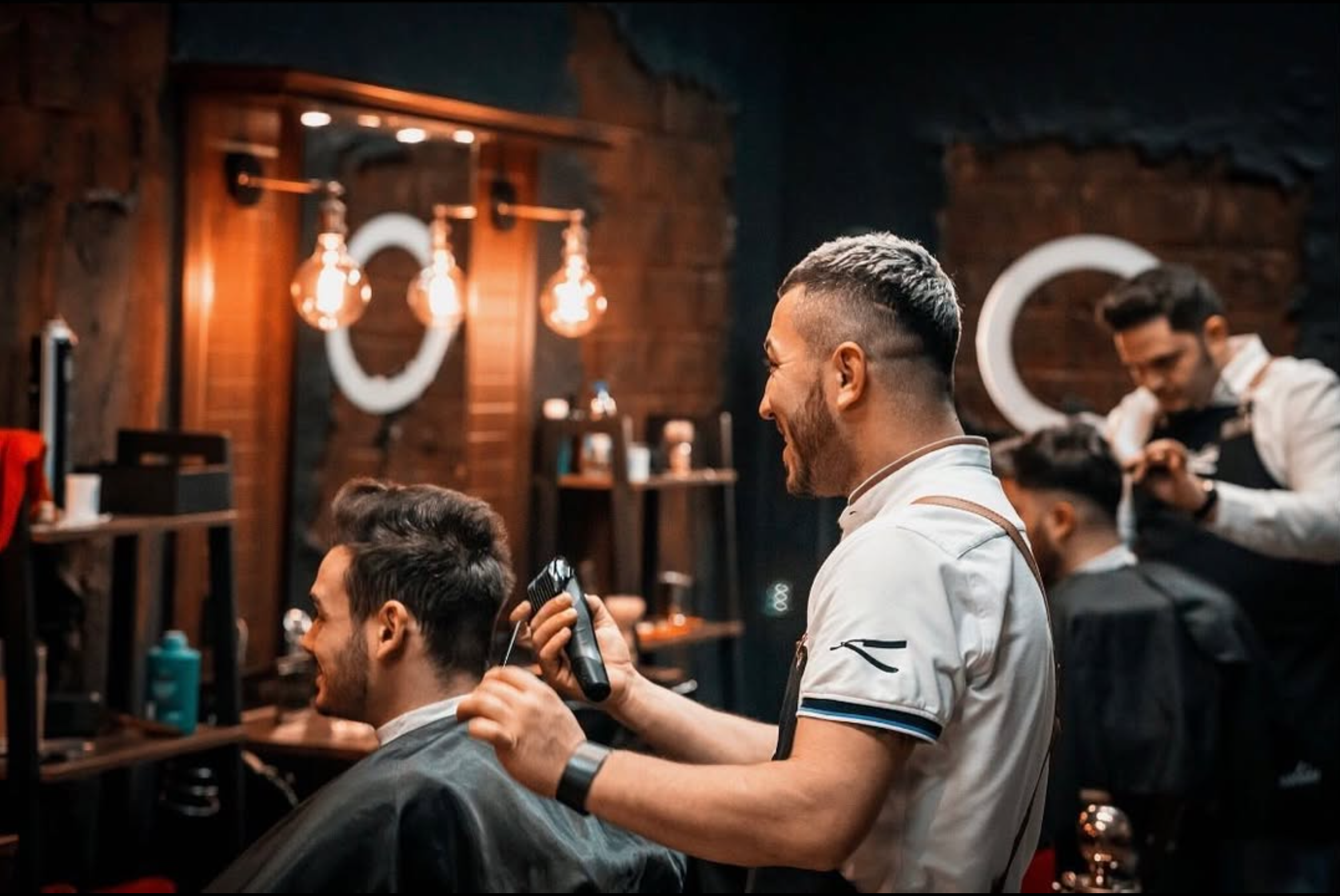 Barbier bei der Arbeit im LaBarbier Barbershop Gersthofen — warmes Ambiente